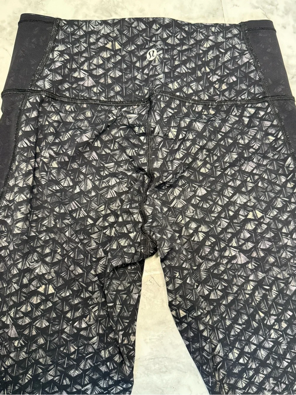Lululemon women Black Geo Print High-Rise Leggings Size 6